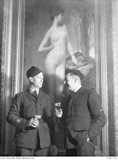 Two RAAF airmen drinking at Young and Jackson’s during WWII. Australian War Memorial