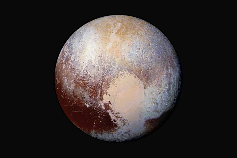 Gambar planet kerdil Pluto, menunjukkan warna merah marun, krem, dan putih.