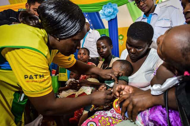 Vacunación de un niño contra la malaria en 2019 en Kenia. 