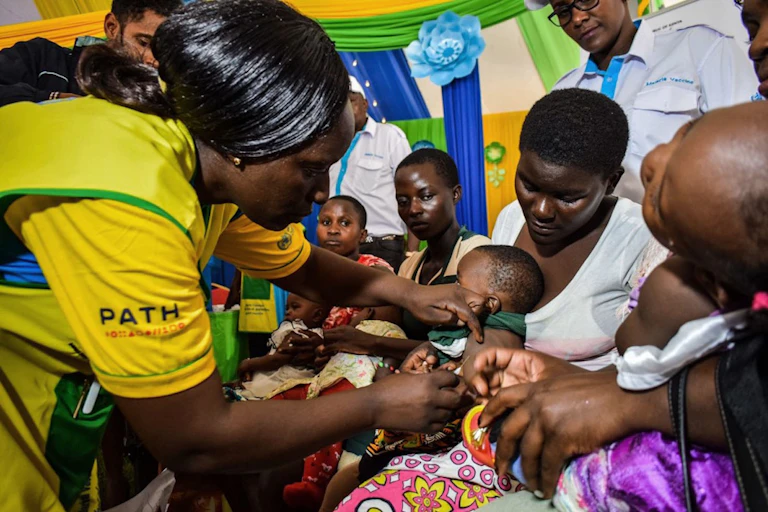 Vacunación de un niño contra la malaria en 2019 en Kenia.