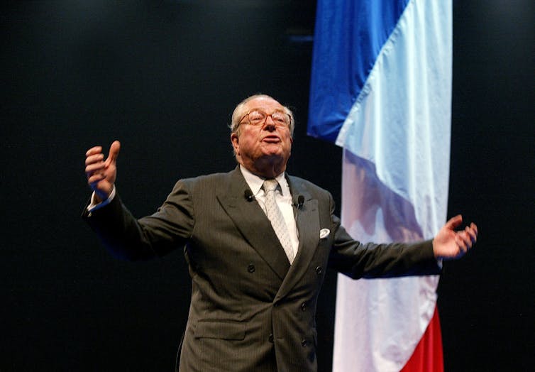 Jean-Marie Le Pen, le 02 mai 2002 au Palais des Sports de Marseille, où il tient son meeting de campagne, à trois jours du second tour de l’élection présidentielle