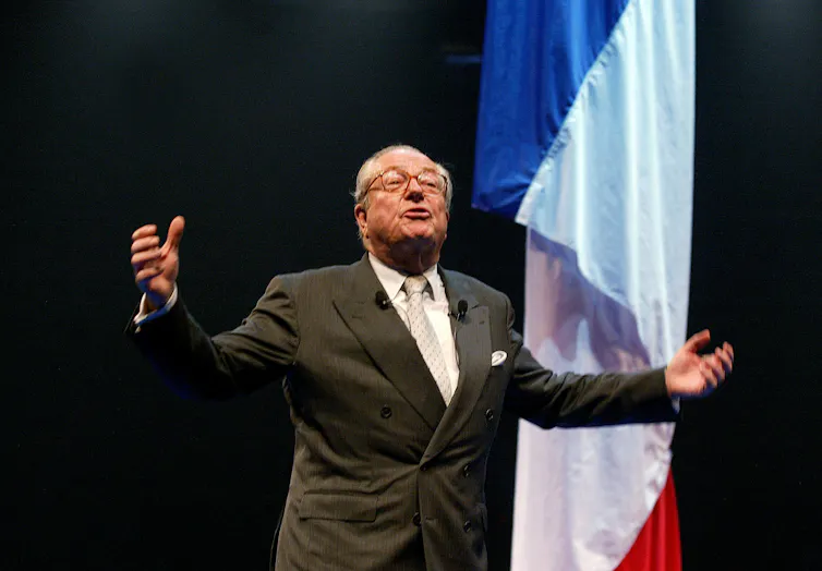 Jean-Marie Le Pen, le 02 mai 2002 au Palais des Sports de Marseille, où il tient son meeting de campagne, à trois jours du second tour de l’élection présidentielle