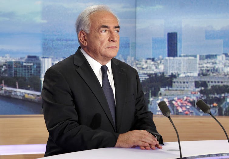 Dominique Strauss-Kahn, répond aux questions de la journaliste française Claire Chazal pendant le journal télévisé de la chaîne française TF1, le 18 septembre 2011