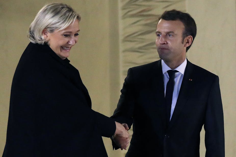 Le 21 novembre 2017, Marine Le Pen serre la main du président français Emmanuel Macron après leur rencontre au palais de l'Élysée à Paris.