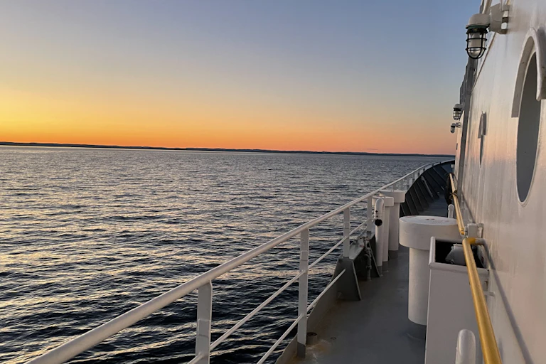 vue du côté d'un bateau qui navigue sur le fleuve
