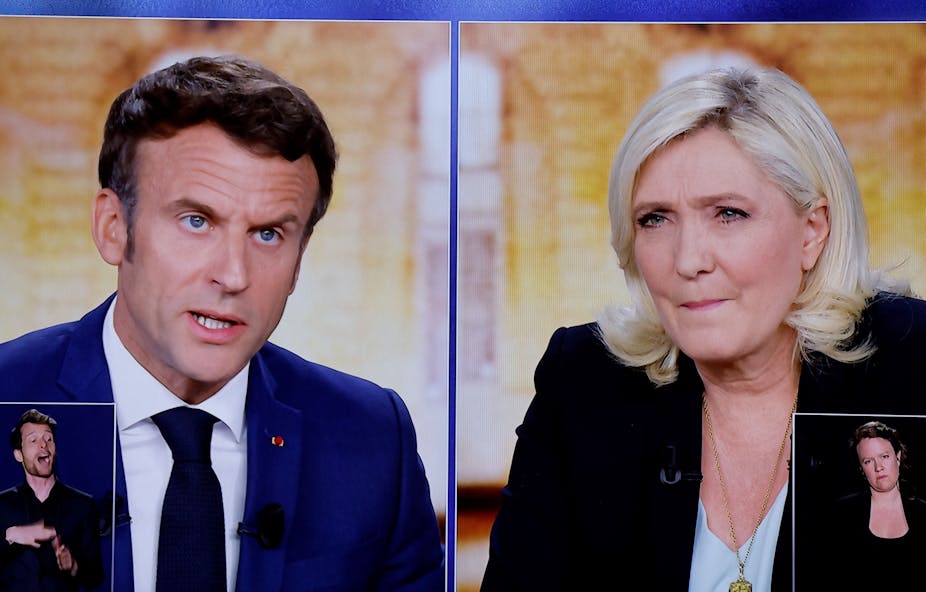 Une photo montre des écrans affichant un débat télévisé en direct entre le président français et candidat à la réélection dEmmanuel Macron et la candidate à la présidence Marine Le Pen, le 21 avril 2022.