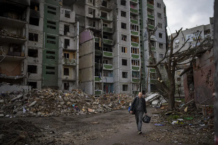Un homme marche dans un paysage de dévastation