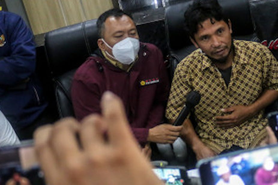 Amaq Sinta (kanan) didampingi kuasa hukumnya memberi keterangan kepada wartawan di Mapolda NTB, Mataram.
