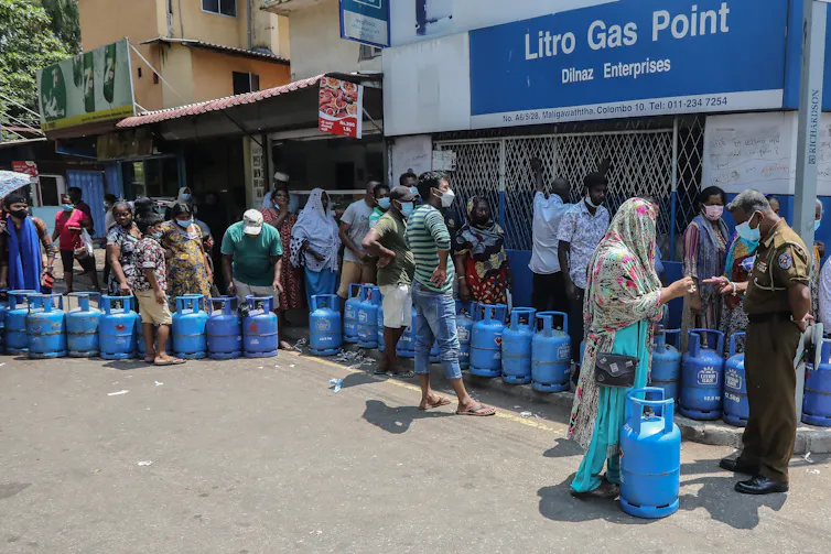 People queueing for gas canisters in Colombo