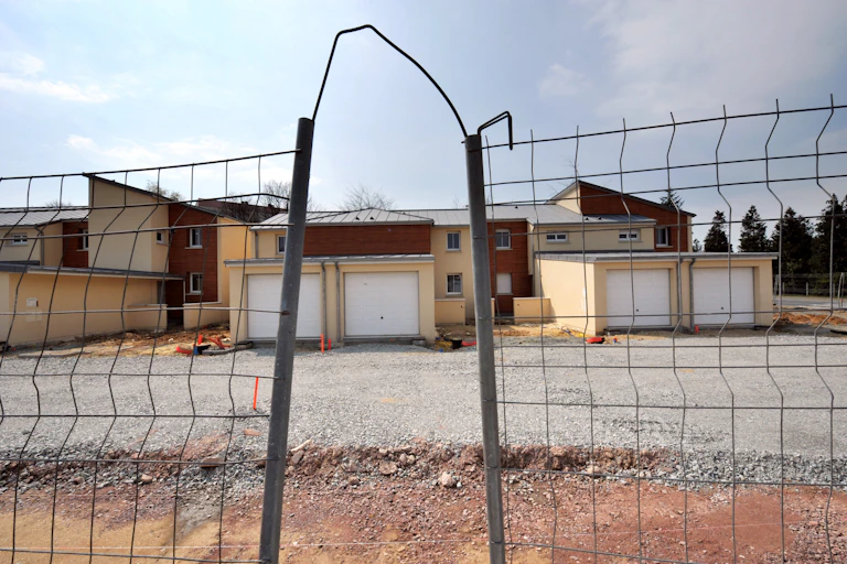Photo prise le 16 avril 2008 à Hérouville-Saint-Clair du chantier de dix maisons du quartier de la Grande Delle en 2008.