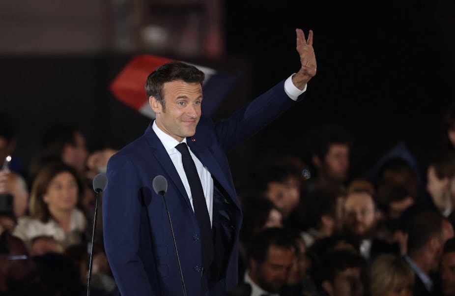 Emmanuel Macron réélu président, salue ses soutiens au Champ de Mars à Paris le 24 avril 2022.