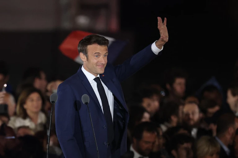 Emmanuel Macron réélu président, salue ses soutiens au Champ de Mars à Paris le 24 avril 2022.
