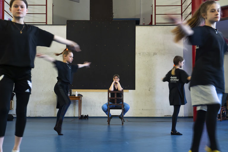 Des enfants font des pas de danse