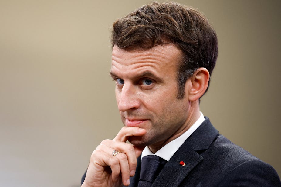  Emmanuel Macron visitant les ateliers Metiers d'Art de Chanel à Paris, le 20 janvier 2022.