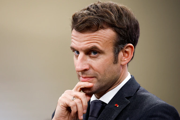 Emmanuel Macron visitant les ateliers Metiers d'Art de Chanel à Paris, le 20 janvier 2022.