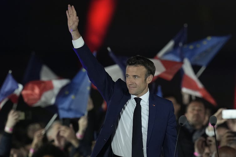Emmanuel Macron le bras levé