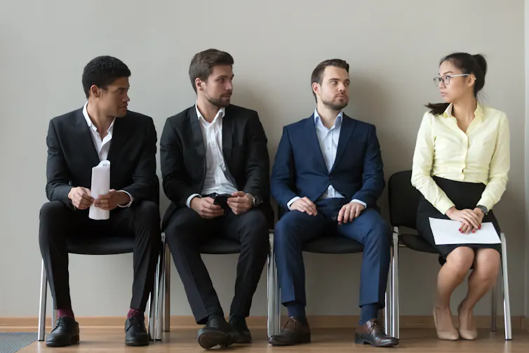 Un groupe d’hommes regardant avec colère une femme