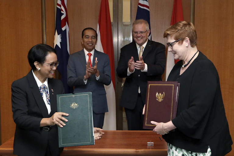 Foreign Minister Marise Payne with Indonesian President Joko Widodo