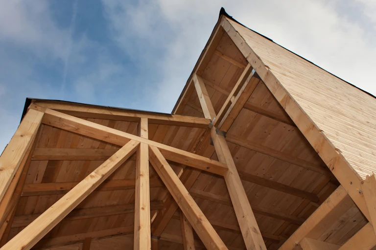 bâtiment en bois en contre plongée