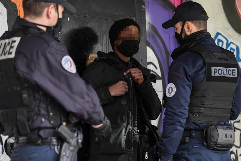 Des agents de police contrôlent un homme à Sarcelles, au nord de Paris, le 3 février 2021.