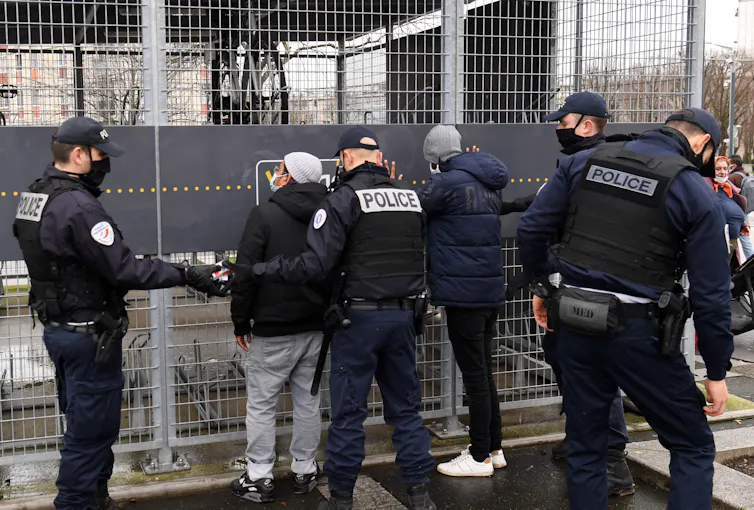 Des agents de police contrôlent un vendeur ambulant de cigarettes à Garges-lès-Gonesse, le 3 février 2021