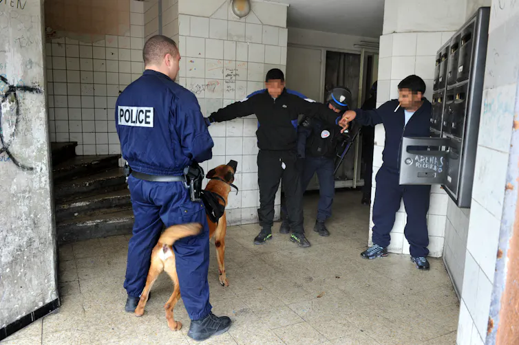 es policiers fouillent un adolescent dans la cage d’escalier d’un immeuble le 12 janvier 2012 à la cité Bassens, Marseille