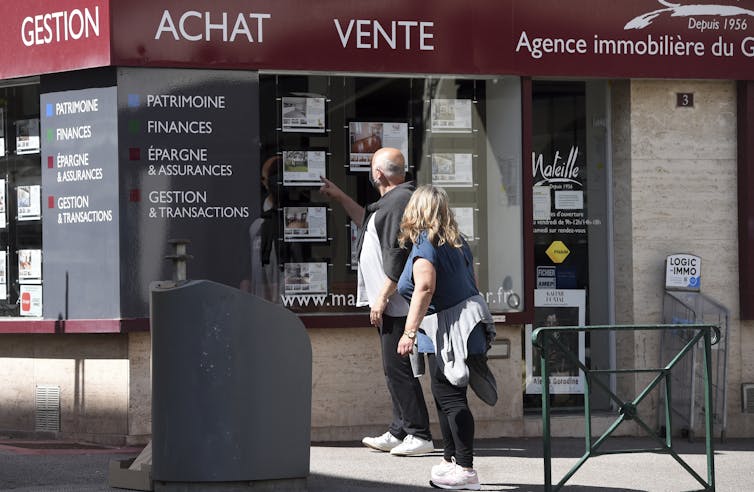 Des piétons passent près d’une agence immobilière dans une rue de Biarritz, dans le sud-ouest de la France, le 23 mai 2021