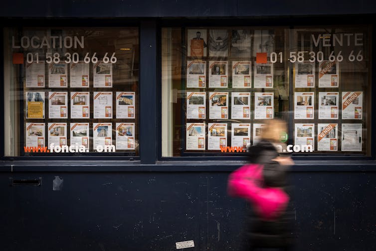 Une agence immobilière à Paris, 2017