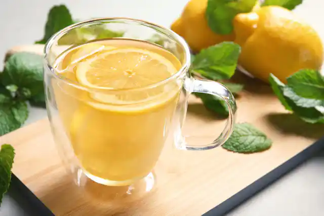 Tranches de citron dans l'eau en tasse