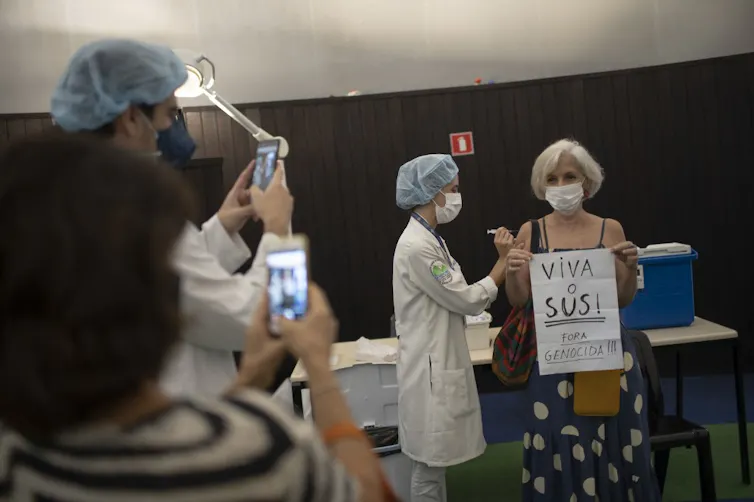 Une Brésilienne se fait vacciner en dénonçant l’inaction de Bolsonaro