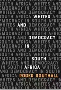 Sampul buku tidak menampilkan gambar dengan kata-kata 'Putih dan Demokrasi di Afrika Selatan' yang ditulis beberapa kali dan nama 'Roger Southall' muncul satu kali.