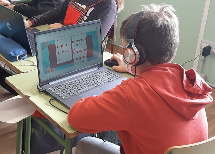 Cómo Alcanzar El Mayor Potencial De Aprendizaje En Niños Con Necesidades Especiales 2 Estudiante haciendo ejercicios en una plataforma educativa