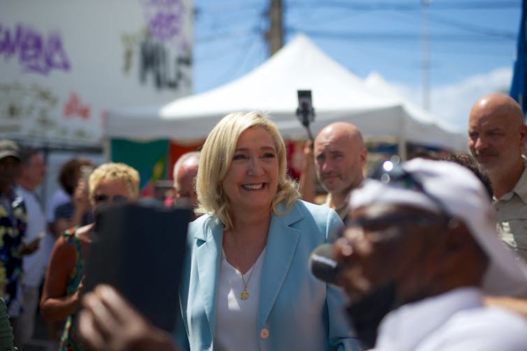 Marine Le Pen visite un marché à Saint-Anne dans le cadre de son voyage de campagne dans l’île française des Caraïbes, la Guadeloupe, le 27 mars 2022