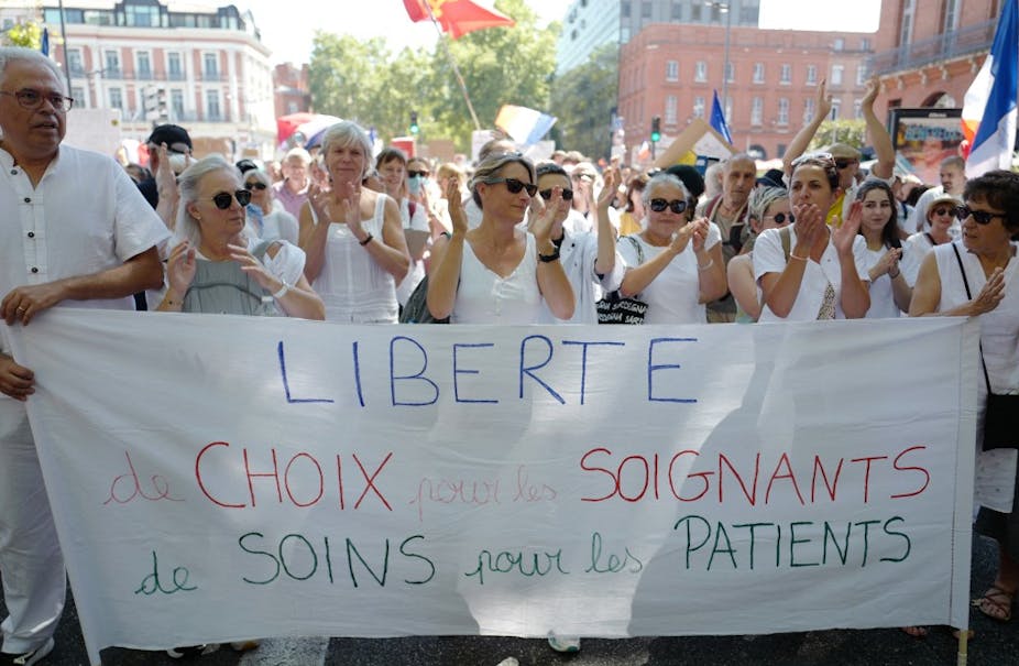 Des manifestants tiennent un bandeau "Liberté de choix pour les soignants"