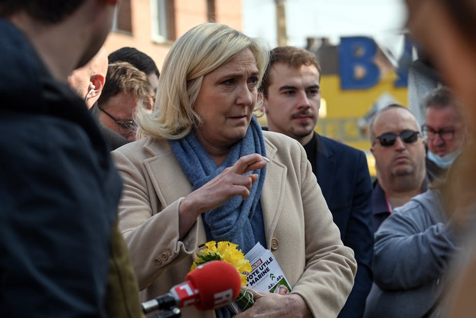  Marine Le Pen parle avec des habitants sur un marché lors d'une visite de campagne à Henin Beaumont, dans le nord de la France, le 22 mars 2022.