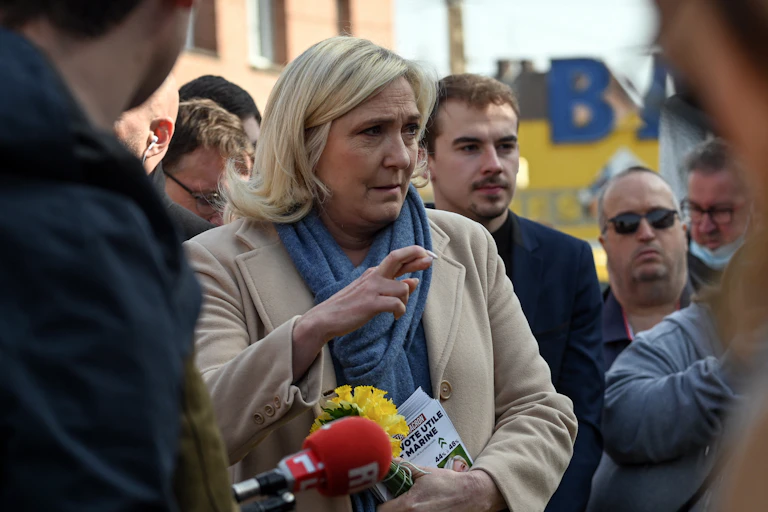 Marine Le Pen parle avec des habitants sur un marché lors d'une visite de campagne à Henin Beaumont, dans le nord de la France, le 22 mars 2022.