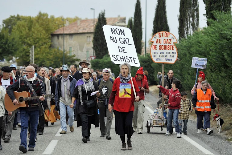 Personnes en train de manifester, avec des panneaux "non au gaz de schiste"