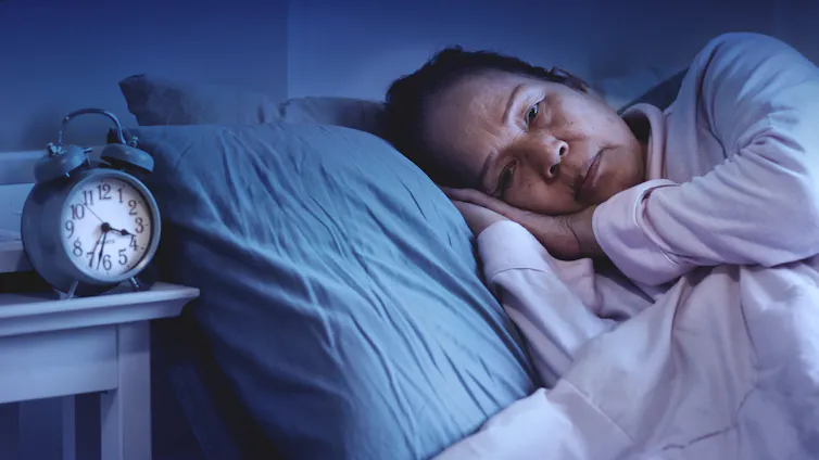 Image d’une femme âgée réveillée au milieu de la nuit