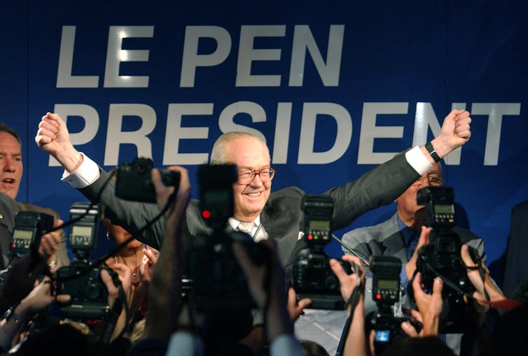 le président du Front national et candidat à l’élection présidentielle, Jean Marie Le Pen, réagit après l’annonce des premières estimations des résultats du premier tour des élections, le 21 avril 2002 à Saint-Cloud au quartier général du Front national