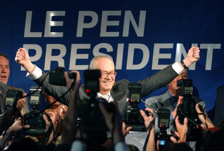 le président du Front national et candidat à l’élection présidentielle, Jean Marie Le Pen, réagit après l’annonce des premières estimations des résultats du premier tour des élections, le 21 avril 2002 à Saint-Cloud au quartier général du Front national