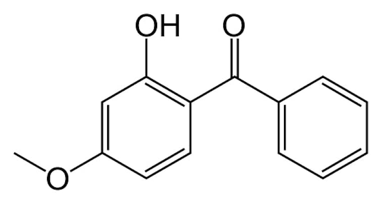 A chemical diagram of oxybenzone.