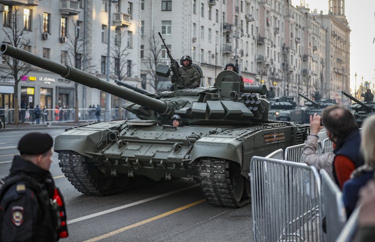 People watch Russian heavy weapons at Tverskaya street during the rehearsal of the Victory Day parade in Moscow, Russia, 04 May 2022.