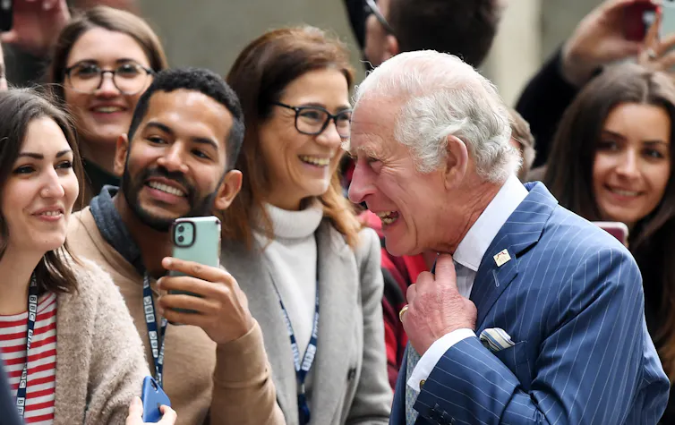 Le prince Charles s'adressant à la foule devant le siège de la BBC à Londres