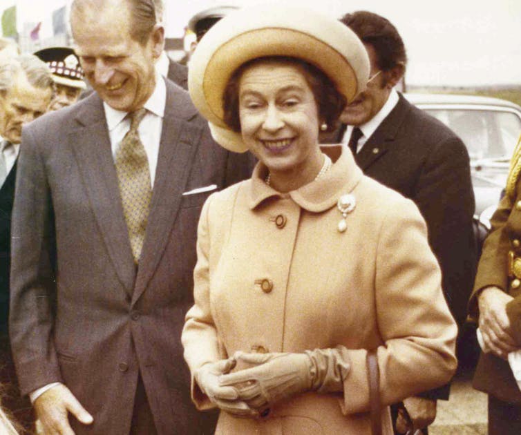 الملكة إليزابيث تتفاعل مع المتفرجين في زيارة ملكية إلى لوكسمبورغ عام 1976.