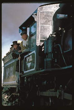 Doc y Marty asomados en una locomotora