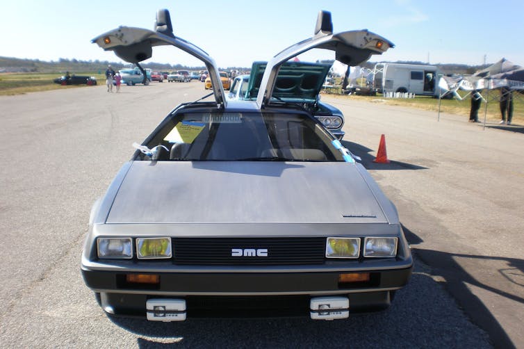 DMC DeLorean con las puertas levantadas