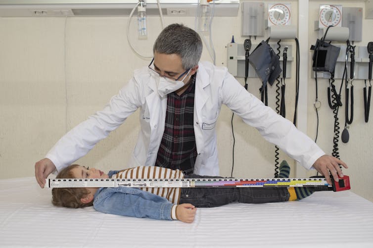 Una cinta métrica que también calcula el peso del menor en caso de urgencia pediátrica