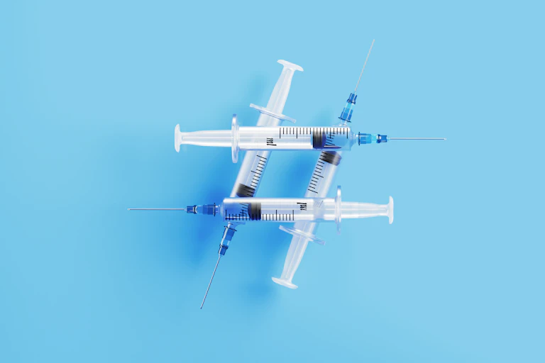Four needles shaped like a hashtag.