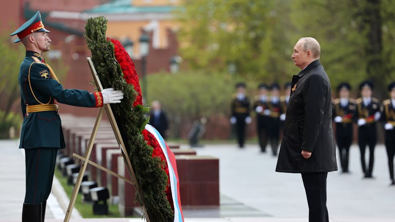 Los festejos del Día de la Victoria no disimulan lo mal que le van las cosas a Putin en Ucrania