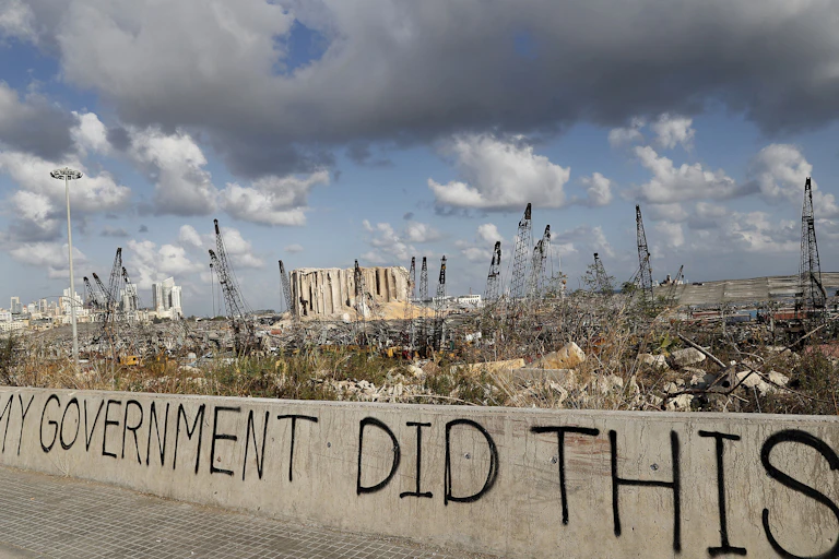 Scène de destruction, avec un graffiti à l'avant-plan